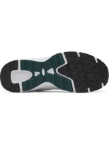 Championes Under Armour Tech Runner, con diseño deportivo de perfil bajo. Presentan una parte superior de malla blanca transpirable con superposiciones de cuero y gamuza en color verde oscuro. Incluyen entresuela de EVA para amortiguación y suela de goma para mayor tracción.