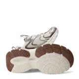Championes Miss Carol modelo Funk, de estilo deportivo con diseño chunky, combinados en tonos beige, marrón y detalles metalizados, con cordones y suela gruesa.