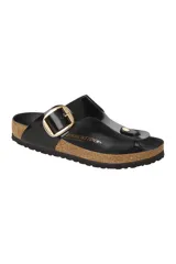 Sandalia Birkenstock modelo Gizeh, color negro charol, con hebilla dorada ajustable y plantilla anatómica de corcho.