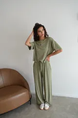 Pantalon de corte recto y holgado, confeccionado en tejido de mezcla de algodón y poliéster, con cintura elástica y cordón ajustable.