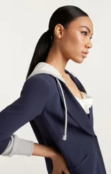 Blazer azul marino con capucha gris y mangas 3/4 con puños de algodón gris.