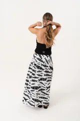 Falda larga blanca con estampado de peces negros.