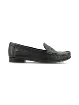 Mocasín de cuero graneado color negro, con diseño clásico de líneas simples, detalle de antifaz en el empeine y suela de goma.