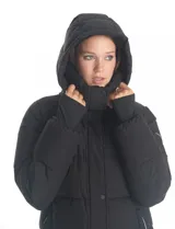 Campera puffer larga de abrigo marca BCBG Maxazria, color beige. Cuenta con capucha desmontable, cuello alto envolvente, cierre frontal bidireccional con solapa de botones a presión, bolsillos laterales, puños internos elastizados y tajos laterales con cierre en el bajo.