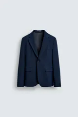 Blazer azul marino de corte recto, confeccionada en tejido con viscosa. Tiene cuello con solapas de muesca, manga larga con puño abotonado, bolsillo de vivo en el pecho y bolsillos de parche en la cadera. El bajo tiene aberturas en la espalda y el cierre es con botonadura frontal.