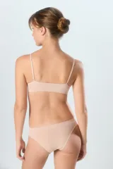 Top de estilo deportivo confeccionado en tejido seamless, con breteles finos y escote redondeado. Presenta un diseño minimalista y ajustado con el logo de la marca estampado en el bajo busto.