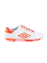 Championes de fútbol Umbro modelo Touch FG, color blanco con detalles en naranja. Presentan el logo de la marca en el lateral, cierre con cordones y suela con tapones para césped natural.