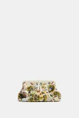 Bolso tipo pouch rígido, con cuerpo cubierto de abalorios, cuentas y apliques florales en tonos verdes, beige y dorados. Cuenta con cierre de botón imantado y cadena extraíble para usar como bandolera.