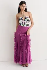 Falda larga color fucsia con volados verticales.