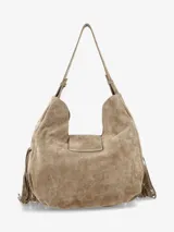 Cartera tipo hobo de cuero color marrón, con diseño de flecos largos en los laterales y la base. Presenta una correa fija para el hombro y un cierre frontal con solapa y hebilla metálica rectangular.