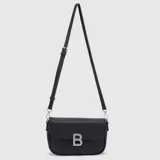 Mini cartera de cuero sintético con textura granulada, diseño minimalista con solapa frontal y aplique metálico plateado con la letra B. Incluye correa larga ajustable y extraíble.