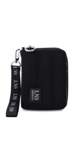 Billetera corta de diseño capitoneado con cierre perimetral y solapa frontal. Cuenta con compartimentos internos para tarjetas y billetes, e incluye una correa de mano desmontable.