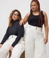 Pantalón cargo de sarga color blanco, corte palazzo amplio y fluido, con bolsillos laterales con solapa y cierre frontal con botones.