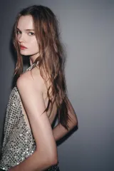 Top de cuello halter fluido con espalda descubierta, lentejuelas y tejido drapeado.