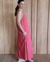 Vestido largo azul melange de corte imperio, con escote en V y breteles finos. Presenta tajo lateral en la falda.