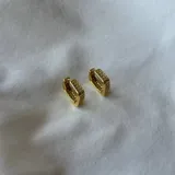 Par de aros tipo argolla dorados con pequeños brillantes incrustados.