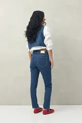 Pantalón chupín negro de tiro alto, confeccionado en denim suave y levemente elástico, con bolsillos delanteros y traseros.