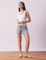 Conjunto de pijama de dos piezas marca René Rofé, compuesto por un top blanco de breteles finos y un short gris con rayas horizontales blancas, cintura elastizada y cordón de ajuste.