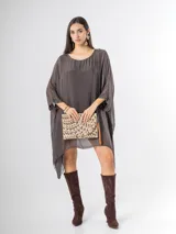 Vestido corto de seda italiana color marrón, con diseño amplio estilo remerón y mangas murciélago transparentes.