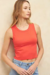 Musculosa amarilla de morley con cuello redondo y sisas anchas.