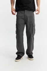 Pantalón cargo baggy de color gris oscuro, con piernas amplias y caída suelta. Cuenta con bolsillos laterales con tapa en las piernas y costuras decorativas.