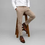 Pantalón de gabardina color beige, de corte chino, con bolsillos laterales y traseros, ideal para un estilo casual y moderno.