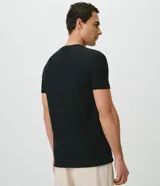 Remera de manga corta Marfinno para hombre, de color blanco y con cuello redondo. Confeccionada en tejido texturizado de mezcla de algodón y poliéster.