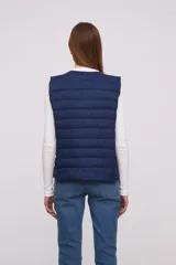 Chaleco acolchado color verde militar con cierre de botones a presión.