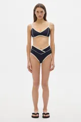 Conjunto de bikini con corpiño triangular y bombacha de tiro alto, con estampado a rayas verticales en tonos verde y azul, con ribetes rojos.