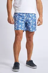 Short de baño con estampado de ondas en tonos azules, cintura elástica con cordón ajustable, bolsillos laterales y bolsillo trasero. Incluye suspensor interno y logo bordado.