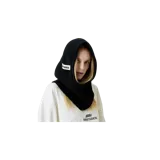 Balaclava de punto acanalado en color negro, con etiqueta blanca lateral con el logotipo de la marca.