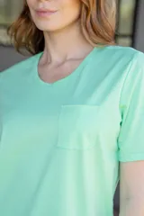 Remera básica de algodón color azul, con escote redondo, manga corta y bolsillo en el pecho.