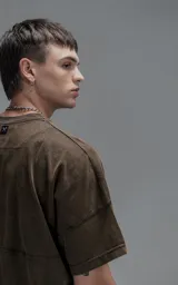 Remera de manga corta con calce extra oversize, confeccionada en jersey 24/1 americano con efecto teñido o lavado que simula óxido o desgaste. Presenta un recorte horizontal en el torso delantero y trasero.