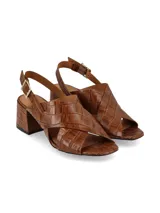 Sandalia de cuero con textura de reptil en color camel, con diseño de tiras cruzadas en el empeine, taco cuadrado y cierre de pulsera con hebilla metálica.