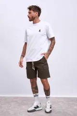 Remera blanca de algodón con cuello redondo y logo bordado pequeño en el pecho.