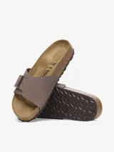 Sandalia Birkenstock modelo Catalina, color marrón topo, con una tira ancha de Birko-Flor con textura de nobuk y hebilla metálica ajustable.