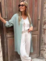 Sobrecamisa larga o vestido camisero verde agua, de manga larga y cierre frontal con botones.