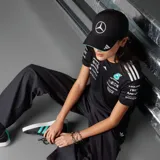 Gorro tipo gorra deportiva Adidas de la escudería Mercedes-AMG Petronas, color negro con el logo de Mercedes bordado en el frente y el logo de Adidas en la visera. Presenta detalles en color turquesa en el borde de la visera.