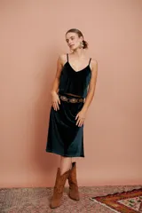 Pollera midi de terciopelo color verde oscuro, corte recto y cintura alta.