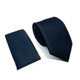 Conjunto de corbata y pañuelo de bolsillo en color azul marino con microestampado geométrico y puntos verdes.