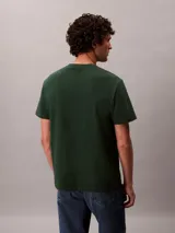 Remera Calvin Klein de manga corta y cuello redondo, color verde oscuro, confeccionada en 100% algodón, con corte regular.