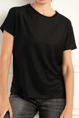 Remerón de manga corta, cuello redondo y calce oversize, confeccionado en tejido negro con brillo sutil.