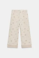 Jeans de tiro medio de la colección ZW de Zara, con diseño tapered leg y largo al tobillo. Color crudo con estampado floral delicado y rayas verticales sutiles, tiro medio con trabillas, cinco bolsillos, vuelta en el dobladillo y cierre frontal con cremallera y botón.