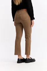 Jean de corte recto y tiro alto, color negro, con terminación de ruedo desflecado y largo crop.