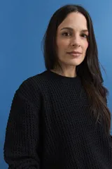 Sweater de punto con textura tipo waffle, color blanco, de corte clásico con cuello redondo y mangas largas.