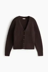 Saco tipo cárdigan de punto acanalado, confeccionado en mezcla de algodón. Presenta escote en V, cierre frontal con botones, mangas raglán y terminaciones acanaladas en puños y bajo.