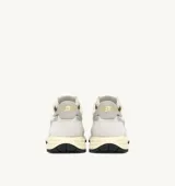 Championes Autry modelo Whirlwind, color blanco con detalles en gris y suela color crema.