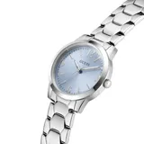 Reloj analógico Guess con caja y malla de acero inoxidable plateado. Presenta una esfera de 34 mm en color azul con acabado sunray, índices de barras y números arábigos en las posiciones 3, 6, 9 y 12.