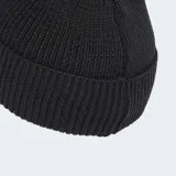 Gorro tipo beanie de punto acanalado en color negro, con diseño de doblez y logo metálico del Trifolio de Adidas en el frente.