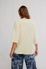 Remera de algodón muy suave, de calce oversize y silueta recta, con escote redondo y mangas cortas de hombro caído.